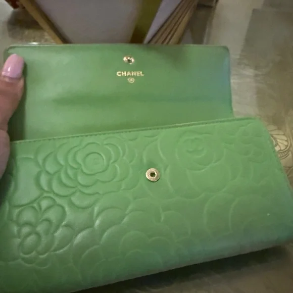 CHANEL Green Wallet with Iconic CC Logo - Picture 2 of 3